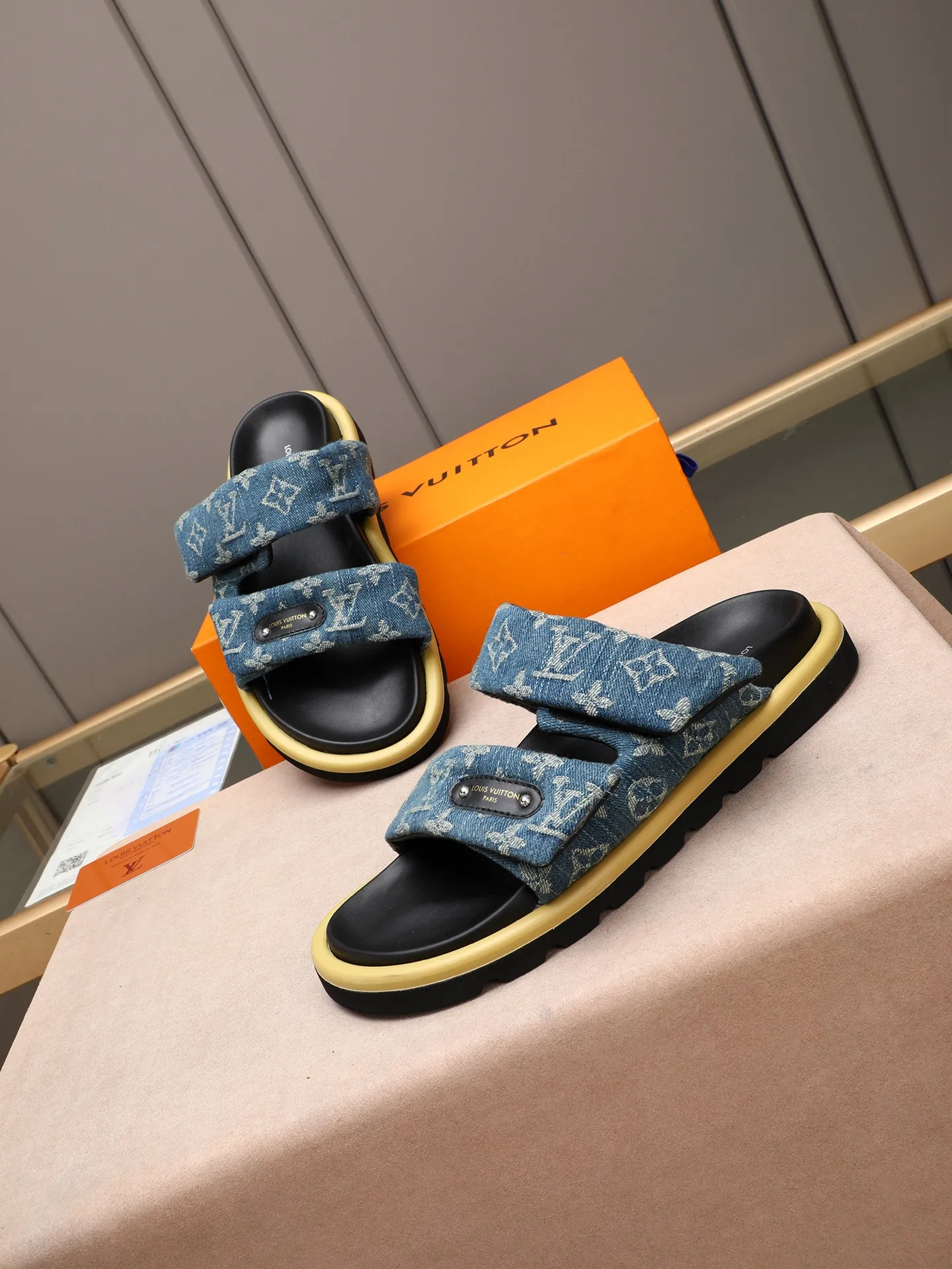 PP360 [LOUIS VUITTON] Louis Vuitton, LV printing, men's and women's slippers are on the market. The drawer box packaging comes with a cloth bag and a card. The upper pattern looks very soft and waxy, and it is a super versatile leg slimming tool. Fabric: imported denim/canvas/old fabric, LV hardware LOGO, official website pattern printing, comfortable to wear, feet: high-elastic PU water table. Sole: foam sole, heel height: about 5cm. Code number: 35-46, 35, 45, 46 are custom-made and non-returnable. Color: multiple colors and styles available.